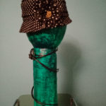 Chapeau noir à pois blancs